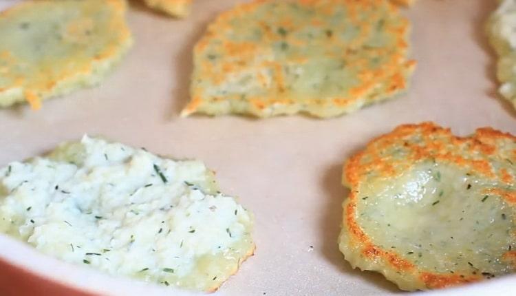Fry potatoes to make potato pancakes