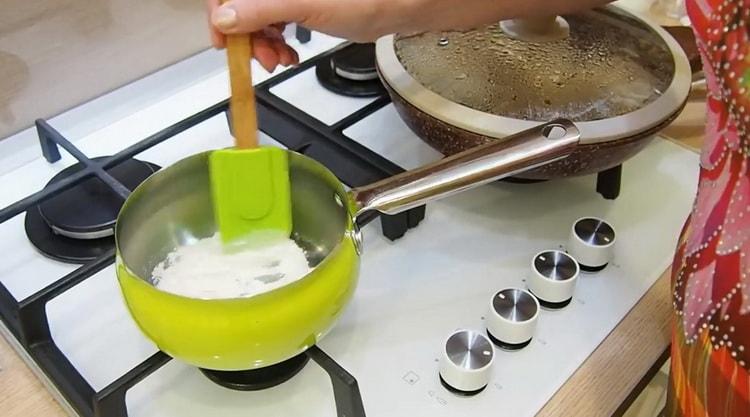 Prepare the sauce to make julienne