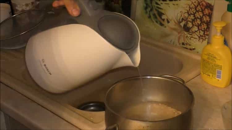 To prepare pearl barley, pour the cereal with a cap