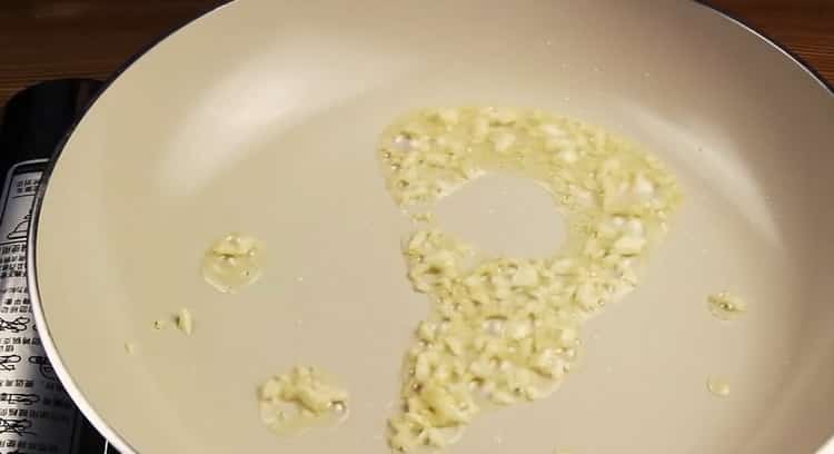 To make squid, fry the garlic