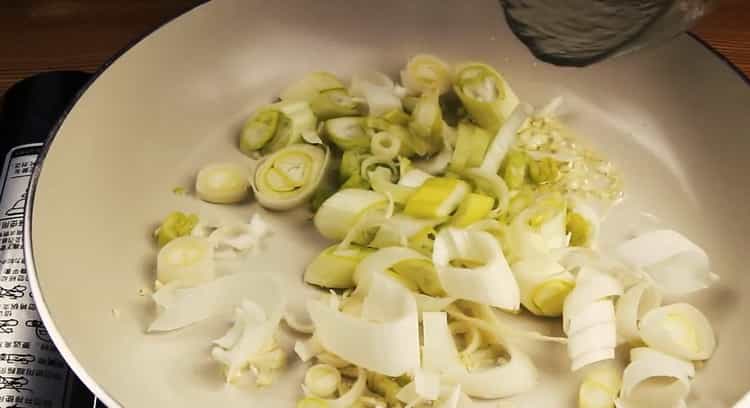 To make squid, fry the ingredients