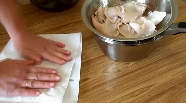 To cook, blot squid
