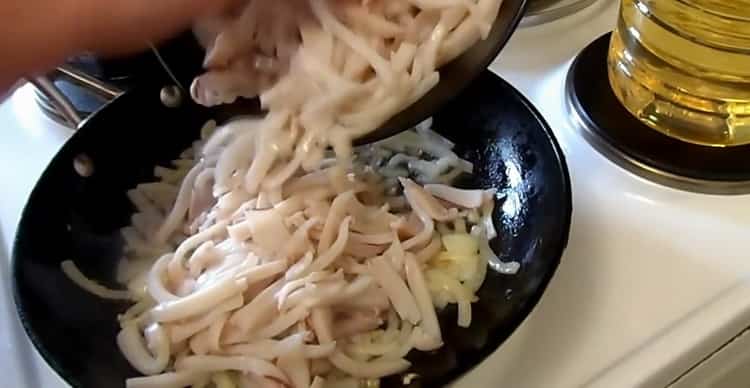 Toast, fry the ingredients