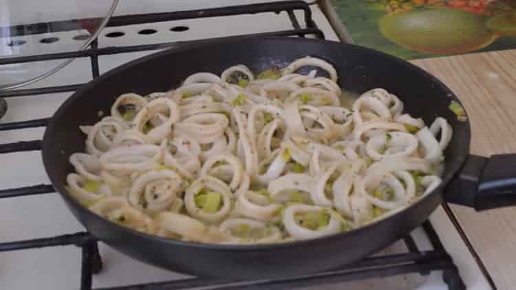 To cook, fry the squid