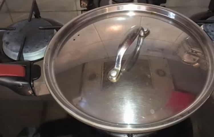 Cover the ingredients with a lid for cooking.