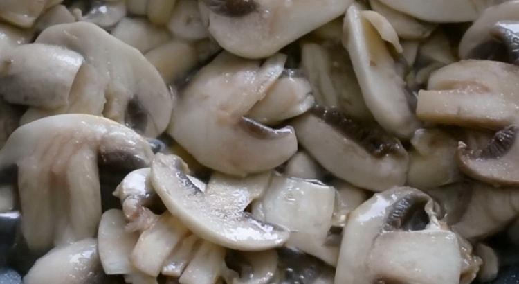 Fry the mushrooms to make noodles.