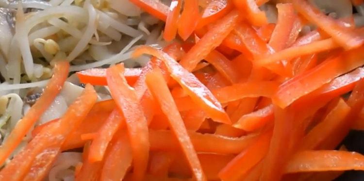 Combine the roasting ingredients to make the noodles.