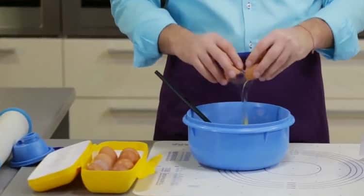 Cooking quiche with salmon and broccoli