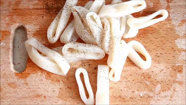 Cooking squid rings in a simple recipe