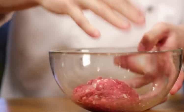 Mix the ingredients to make the cutlets.