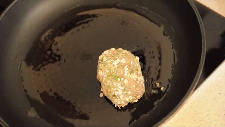 To prepare the cutlets, heat the pan