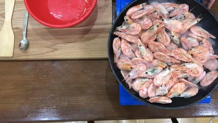 Cooking prawns in soy sauce fried with garlic