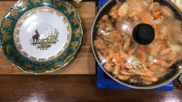 Prepare the ingredients for the shrimp