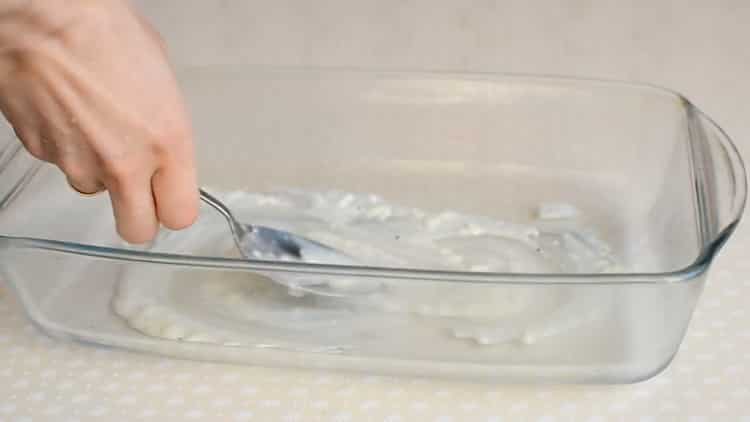 To make lasagna, grease the mold