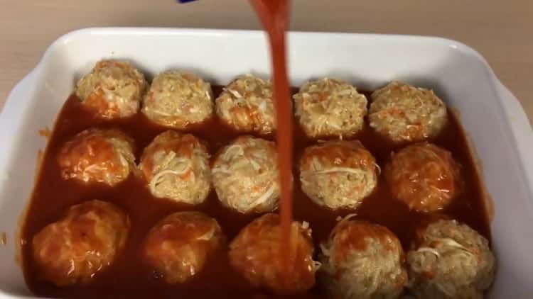 For the preparation of stuffed cabbage, fill the minced meat with juice