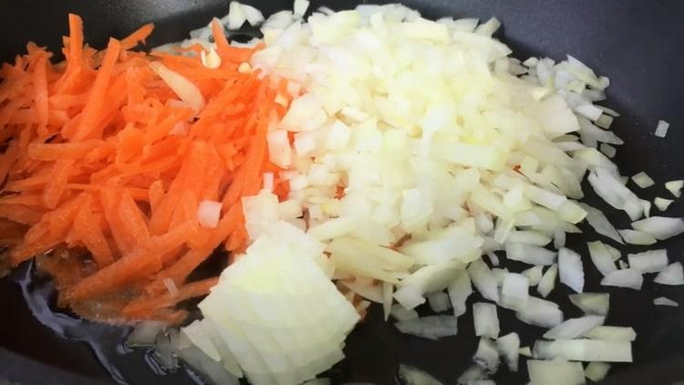 Fry vegetables to make cabbage rolls