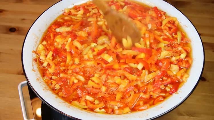 To cook lecho, boil the ingredients