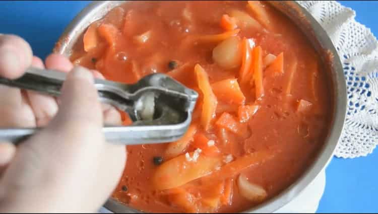 Squeeze garlic for cooking lecho