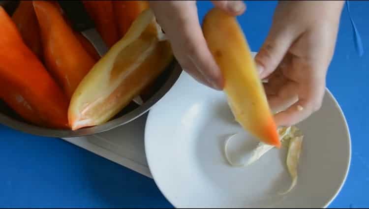 Cooking lecho from bell pepper