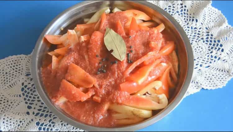 To prepare lecho, prepare the spices