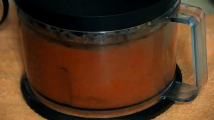 Grind tomatoes for lecho