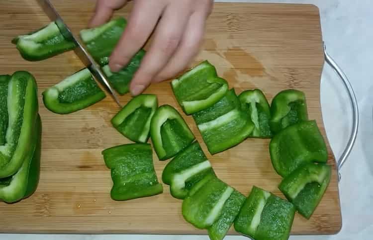 For cooking lecho chop pepper