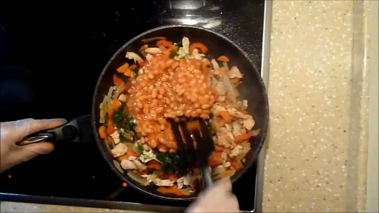 Mix the ingredients to make lobio.