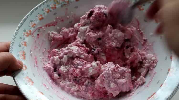 To cook pasta with cottage cheese, mix the ingredients