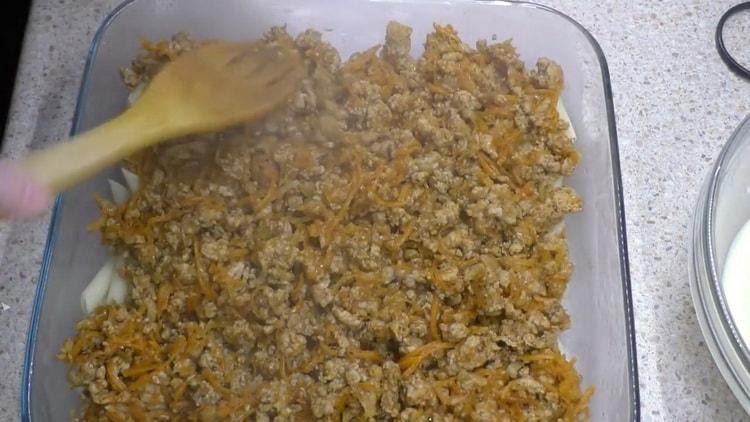 Place the minced meat to make pasta.