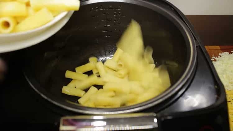 To prepare pasta with minced meat, lay out the first layer