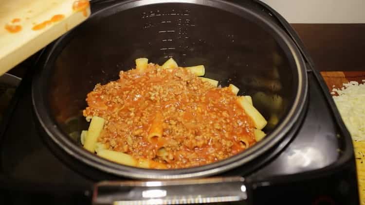 To prepare pasta with minced meat, lay out a layer of minced meat