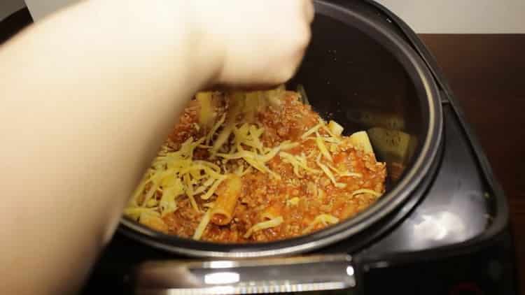 To make pasta with minced meat, pour a layer of cheese
