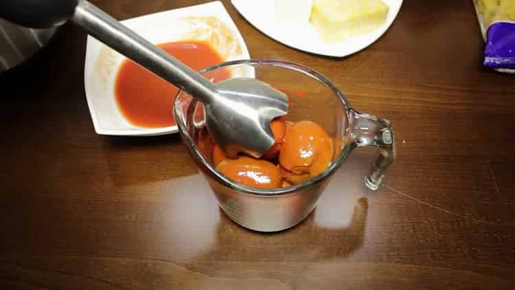 Grind tomatoes to make pasta with minced meat