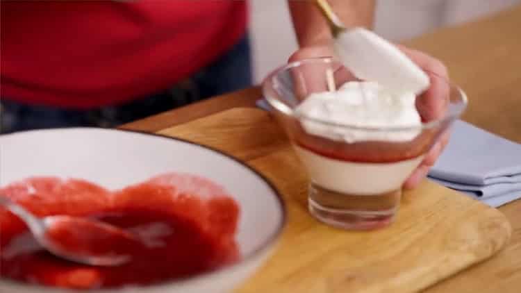 Lay out mousse in layers