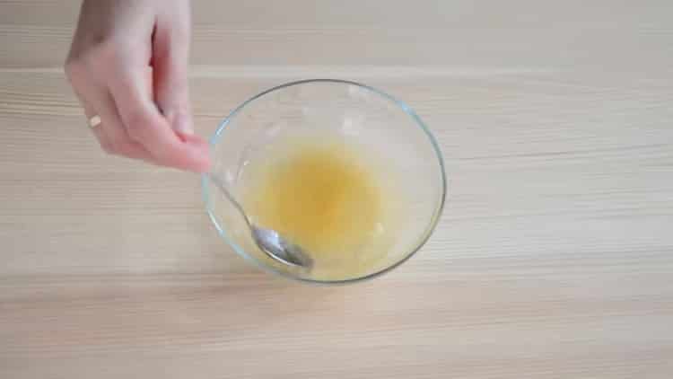 Soak gelatin to make a cake