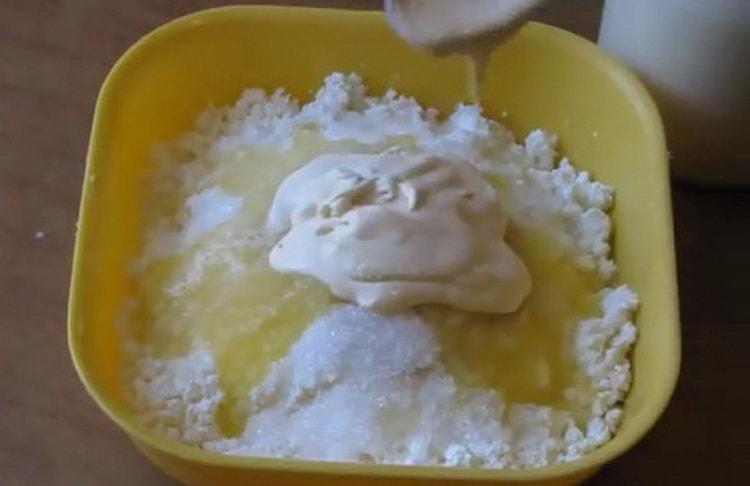 Combine the ingredients for the preparation of the filling.