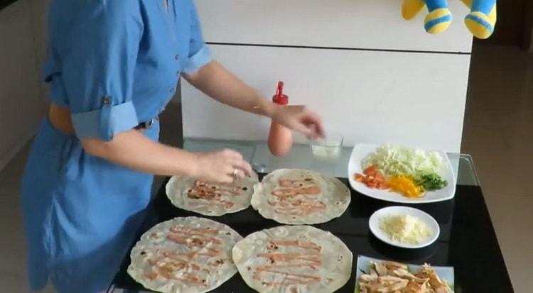 To prepare the filling, grease with pita sauce