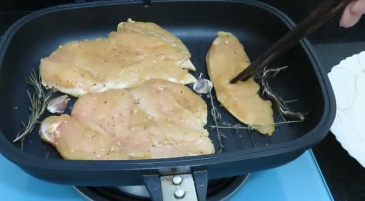 Fry the meat to make the filling.