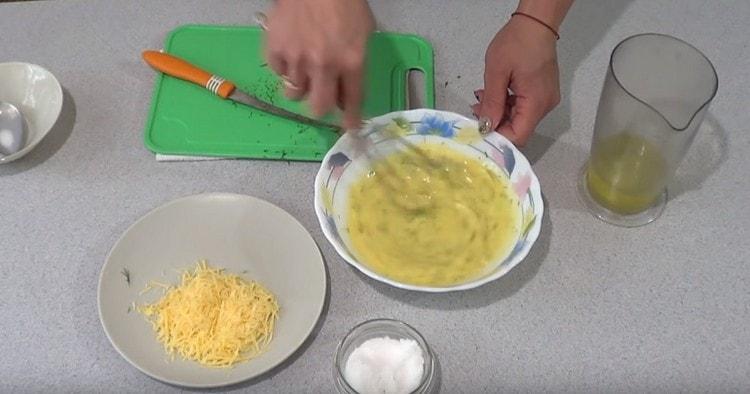 Whisk the yolks with a whisk until smooth.