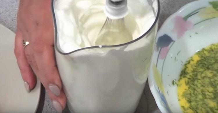 Using a mixer or blender, beat the squirrels until they are stable.