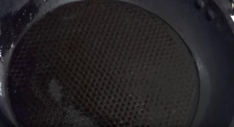 We heat the pan, grease it with vegetable oil.