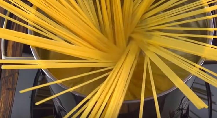 Boil the linguine paste.