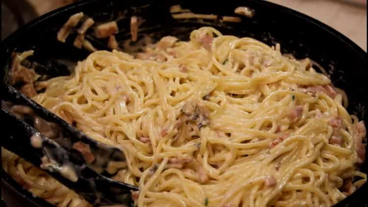 Pasta with ham and cream sauce - very tasty and satisfying
