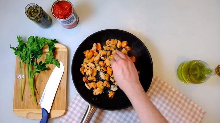 Fry the mussels to make the paste.
