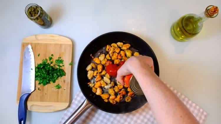 Put the tomatoes to make the paste