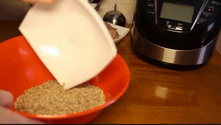Cooking barley with meat in a slow cooker
