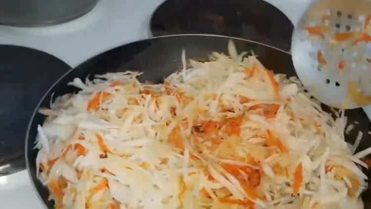 Fry vegetables to make cabbage pies