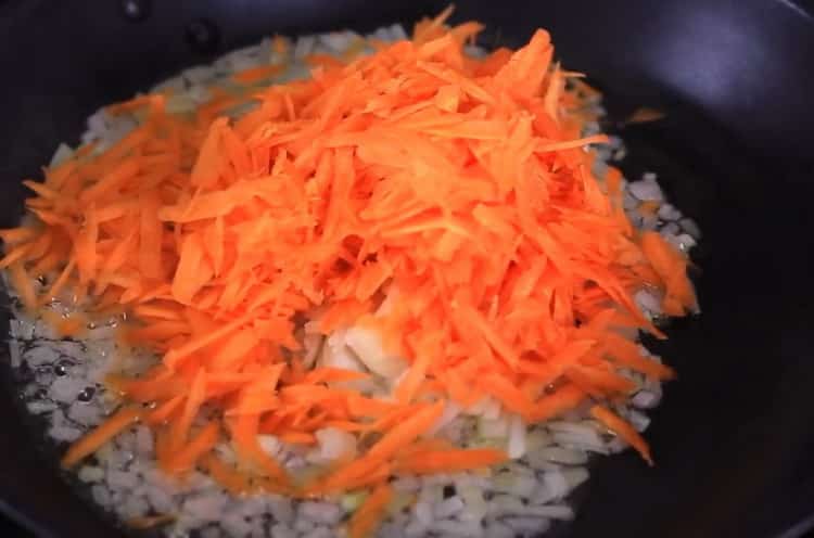 Fry vegetables to make pickle