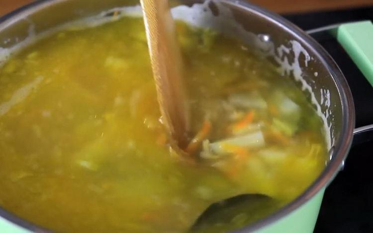 Mix the ingredients for the pickle