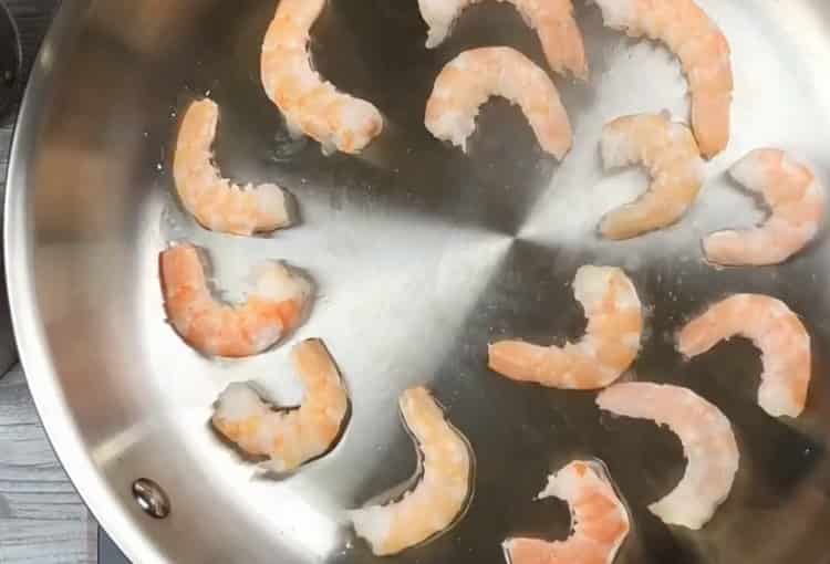 Fry the shrimp to make risotto
